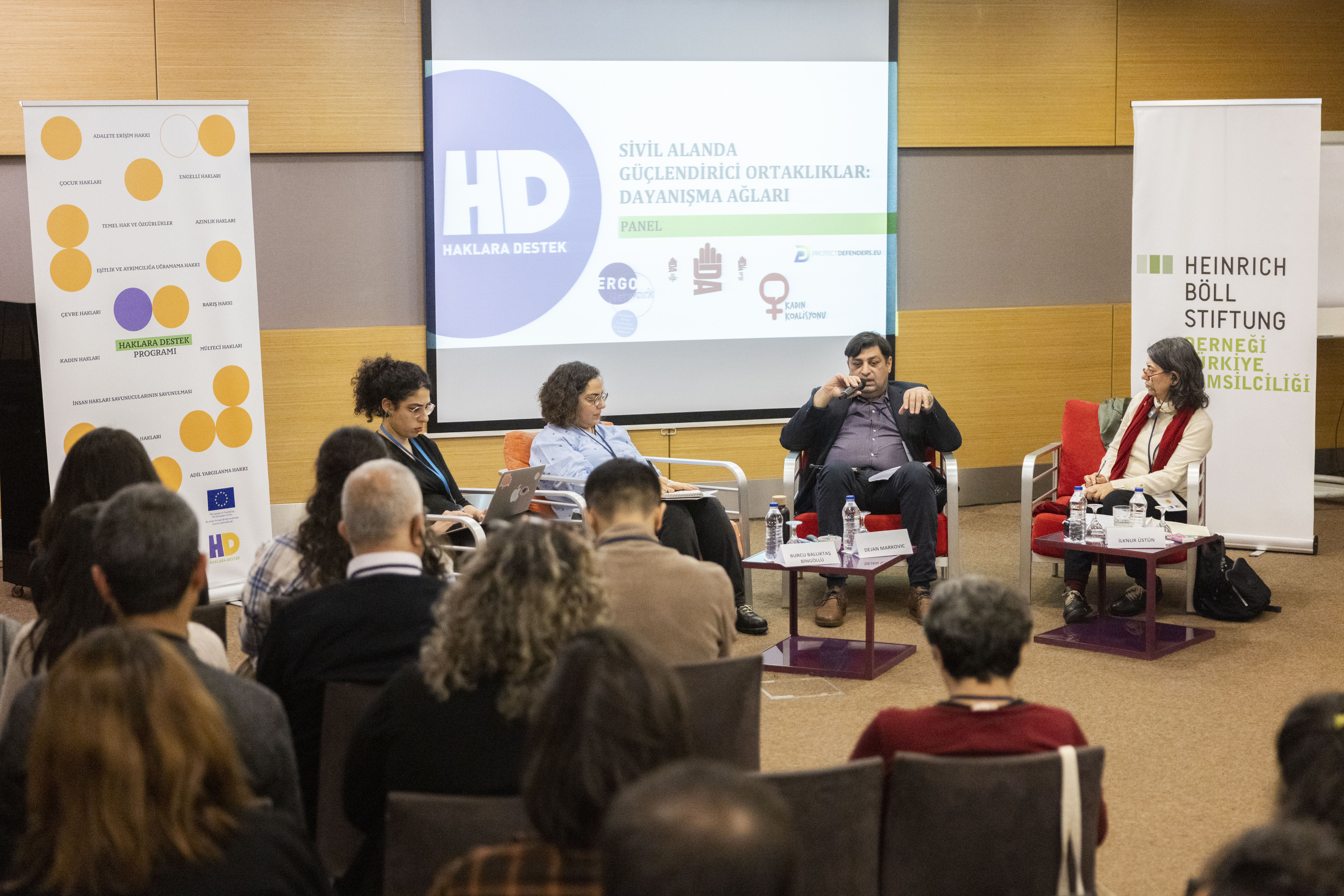 Panelistlerin bir arada olduğu bir fotoğraf. Soldan sağa:  moderatör Balacan Ayar, iHSDA'dan Burcu Bingöllü Ballıktaş, ERGO Network'ten Dejan Markovic ve Kadın Koalisyonu'ndan İlknur Üstün.